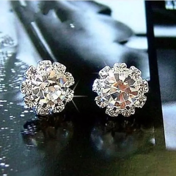 NEW!💙💎BEAUTIFUL BLING EARRING💎💙PRETTY! CLASSY! - Picture 3 of 7